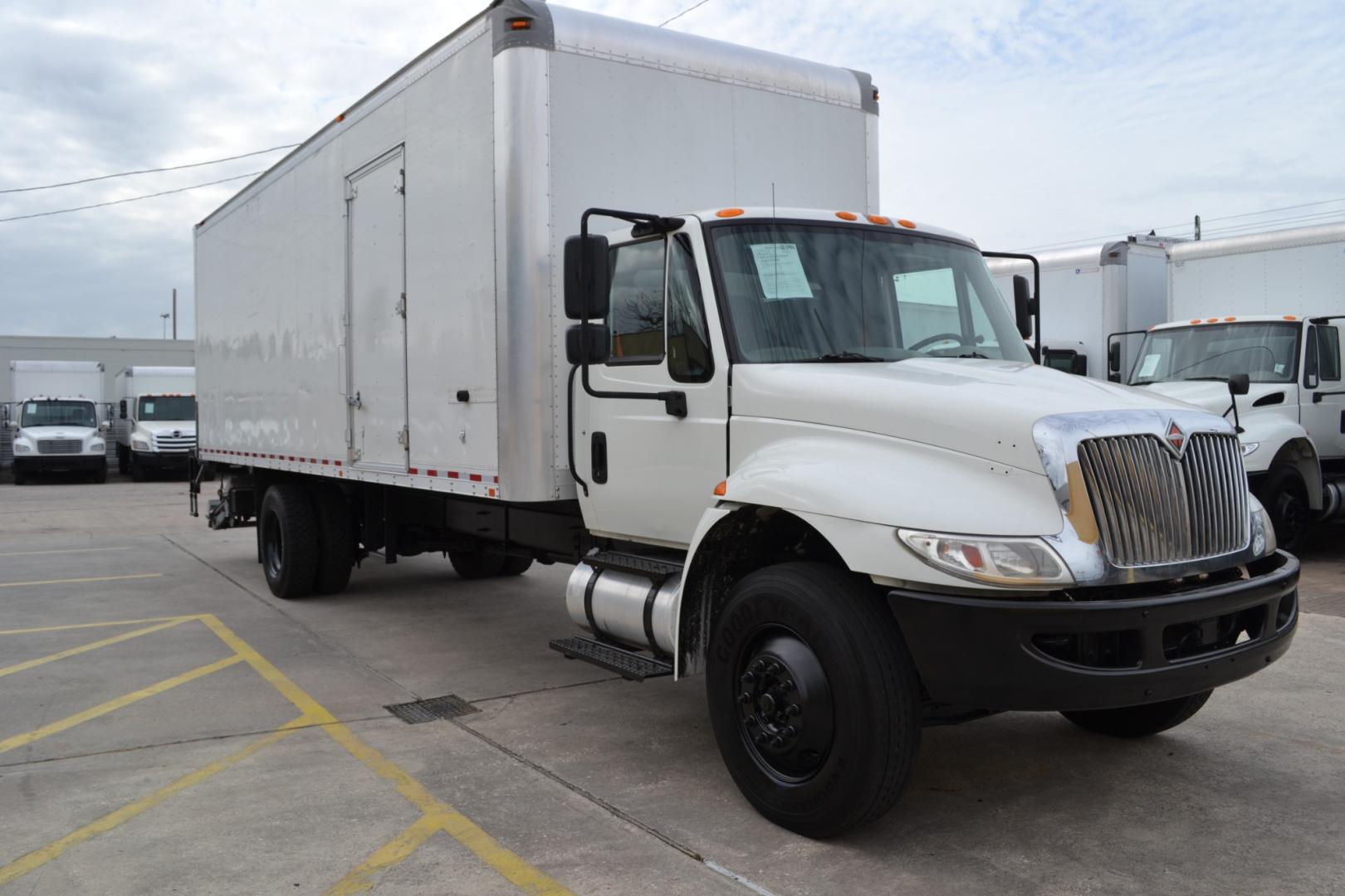 2018 WHITE /BLACK INTERNATIONAL 4300 with an CUMMINS ISB 6.7L 240HP engine, ALLISON 2500RDS AUTOMATIC transmission, located at 9172 North Fwy, Houston, TX, 77037, (713) 910-6868, 29.887470, -95.411903 - Photo#2